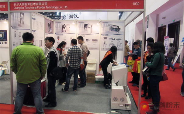 观展人员络绎不绝