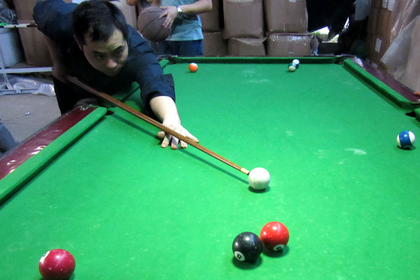 此次台球比赛共有21人参加，图为行星球磨机制造组小焦