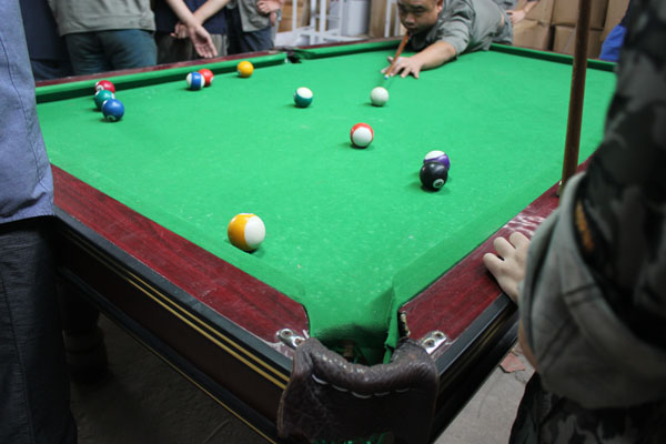 初赛采用单局淘汰赛，抽签决定比赛对手，第一轮胜出者直接进入复赛。图为初赛第一场