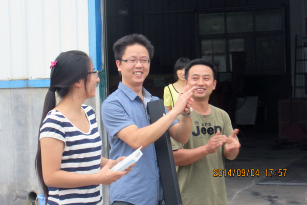 从左至右依次为本次比赛登记员陆杨，裁判肖工，主持人赖建。