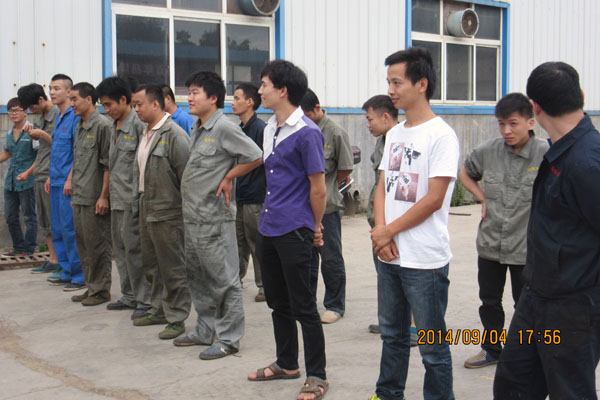 长沙天创粉末台球比赛经过多轮激烈角逐，行星球磨机装配王彬技压群雄获得第一名，杜忠实获得第二名，喻金树获第三名。图为台球比赛颁奖现场