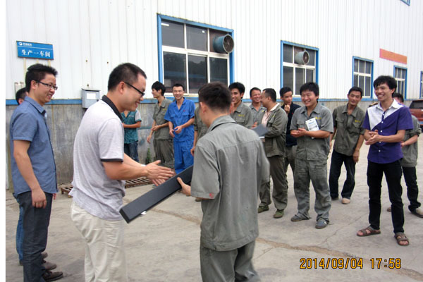 公司领导何总为员工颁奖。