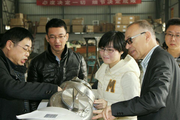 天创技术人员为Bruno先生介绍V型混合机。