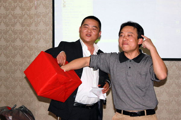 会议中，进行全体员工摸奖活动。