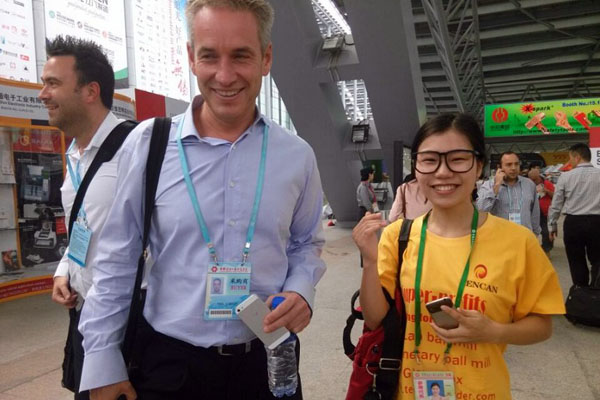 天创粉末外贸部小刘与外国客户合个影