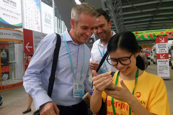 天创粉末外贸部小刘与外国客户友好交谈