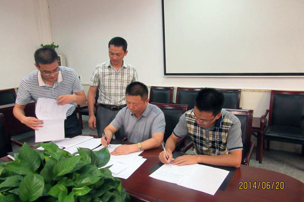 长沙天创粉末公司李总与平江工业园区管委会领导进行签约