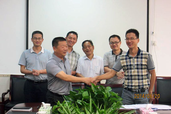 长沙天创粉末公司李总与平江工业园区管委会领导握手合照